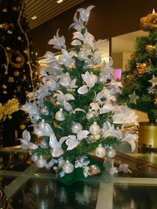 Grupo Santa Helena promove exposição de mesas e árvores decoradas para o Natal com a renda revertida para a AACC, que cuida de crianças com câncer. Esta árvore é da Sueli Adorni