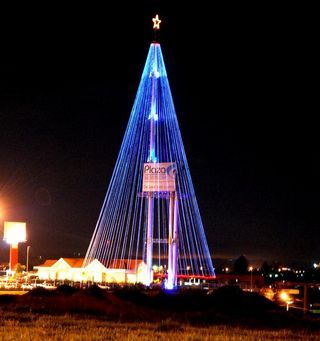 Cidade de Itu montou a maior árvore de Natal do mundo construída em shopping center. O enfeite tem 84 metros de altura e está no Plaza Shopping