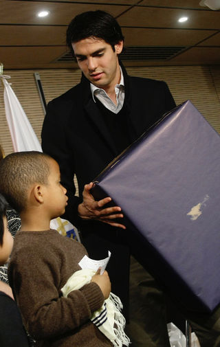 Kaká distribui presentes em campanha de Natal em Madrid