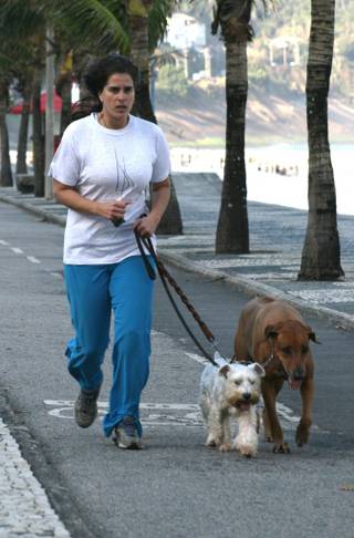 Lucia Verissimo com seu cachorro