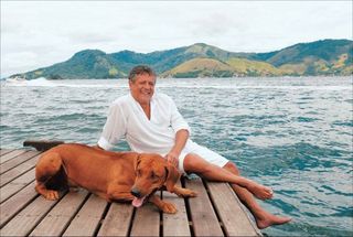 Com o cão Akil, que trouxe da África, Marcos Paulo passeia pela Ilha