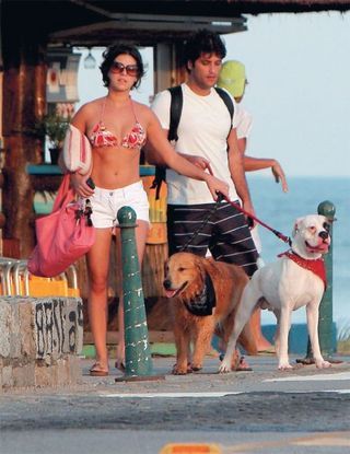 Fernanda Paes Leme acompanha o amigo Bruno Gagliasso no passeio com os cachorros