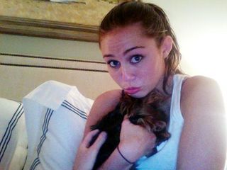 Miley Cyrus com seu cachorro