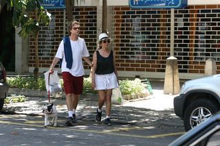 Marília Pêra e o marido vão ao mercado e passeiam com o cachorro