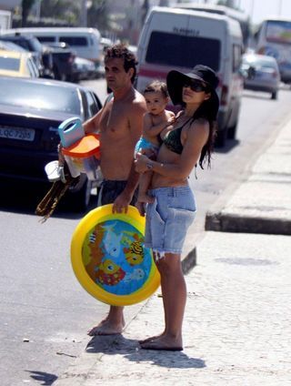 Cássia Linhares vai para a praia com a família