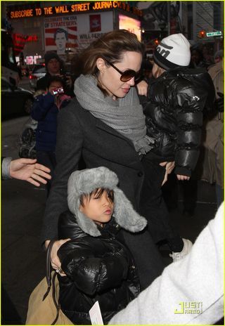 Angelina Jolie com Shiloh e Pax