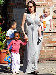 Angelina Jolie com os filhos Maddox, Zahara e Shiloh
