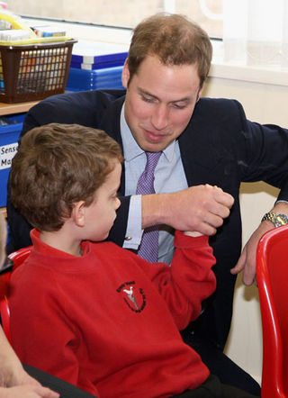 Príncipe William visita crianças da escola Eresby School