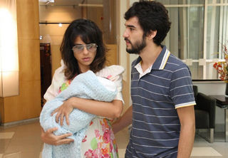 Caio Blat e Maria Ribeiro deixam a maternidade com o filho, Bento