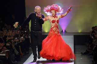 Jean-Paul Gaultier e a atriz francesa Arielle Dombasle no Paris Haute Couture Fashion Week