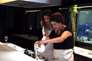 Dilma Rousseff prepara omelete para Luciana Gimenez