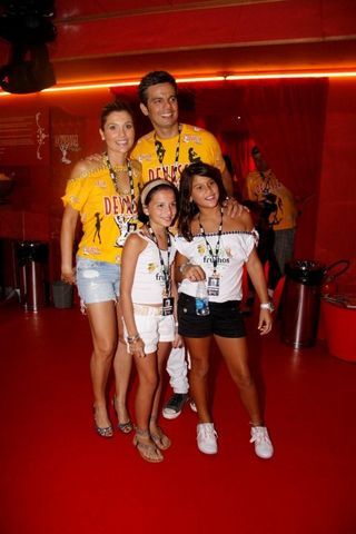 Flávia Alessandra, Otaviano Costa e a filha Giulia (dir.), e uma amiga