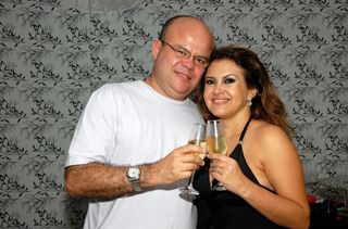 Em sua casa, Ricardo Meneses brinda aos 38 anos da mulher, Elisangela