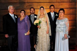 Armenio Veloso Neto e a mulher Marlucia parabenizam o filho Guilherme Veloso pela boda com Gislene Lopes, com so pais Setembrino Lopes e Maria de Jesus Lopes, no Mix Garden