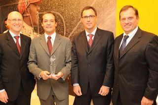 Edmilson ilva, da Pelissari Gestão & Tecnologia, recebe prêmio no SAP Awards of Excellence, com Humberto Vieites, da SAP Brasil, em SP. Luís César Verdi, da SAP, e Julio Rocha, da Pelissari.