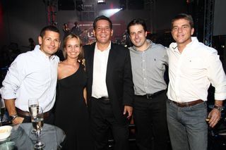 A equipe da Cyrela formada por Marlus Doria, com a mulher, Rogéria Dotti, Ricardo Jornada, Mauricio Salles e Cláudio Schuch na convenção da empresa, em Curitiba