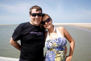 O casal Celso Rodriguez e Adriana Cabral na praia de Morro Branco, no Ceará.