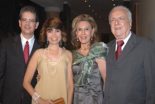 O desembargador Hélio Fonseca, à dir., celebra seus 80 anos com o casal Rodrigo e Laís Amaral e sua mulher, Lenir, no Naum Plaza Hotel.