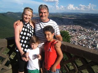 Alessandra Scatena viaja com o marido, Rogério Gherbali, o filho, Enrico, e o amiguinho Gabriel Fermino