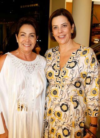 A anfitriã, Cleuza Ferreira, recebe Adrienne Senna Jobim.