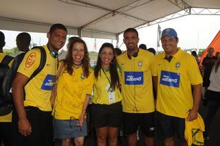 Sandra Maia e Simone Gallo, do Rio Quente Resorts, recebem os jogadores Mão e Daniel e Alexandre Miranda, supervisor da Seleção Brasileira de Beach Soccer.