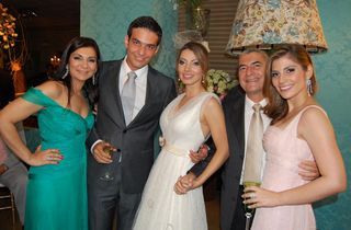 André de Moraes Zucato e Stella Haidar Arbid festejam união com os pais dela, Rosa e Zaid Arbid, e Talita, irmã de Stella, em Rondonópolis