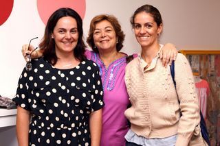 A sócia e proprietária da marca Carolina Delboni, com a mãe Seael Delboni e a irmã, a designer Mariana Seches