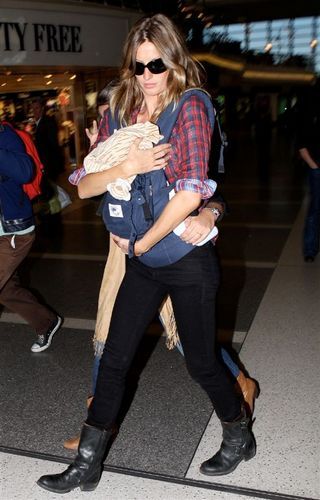 Gisele Bündchen no Aeroporto em Los Angeles com o filho Benjamin