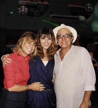 Carol Castro com seus pais Cecilia e Luca de Castro