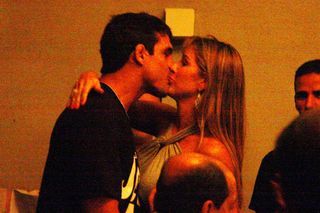 Vitor Belfort agradece a mulher, Joana Prado, com um beijo após ganhar festa de aniversário surpresa no RJ