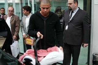 Acompanhada de Ronaldo, Bia Antony deixa maternidade em São Paulo, depois de dar à luz Maria Alice