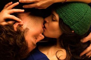 Jude Law e Norah Jones se beijam durante o filme 'Um Beijo Roubado'