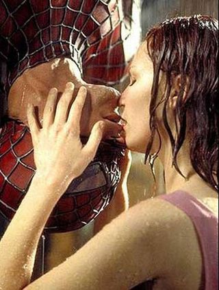 Tobey Maguire e Kirsten Dunst se beijam no filme 'Homem Aranha'