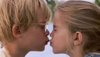 Macaulay Caulkin e Anna Chlumsky se beijam no filme 'Meu Primeiro Amor'