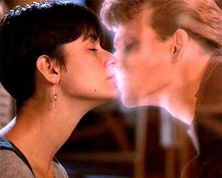 Demi Moore e Patrick Swayze se beijam no filme 'Ghost'