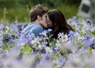 Robert Pattinson e Kristen Stewart se beijam no filme 'Lua Nova'