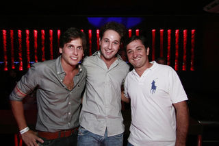 DJ Ber Bush é ladeado por Felipe Yared e Daniel Khury