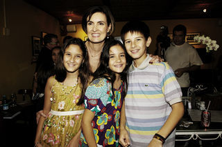Fátima Bernardes com os filhos trigêmeos, Beatriz, Laura e Vinicius