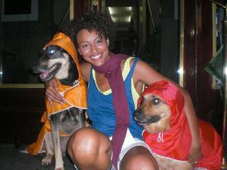 Sheron Menezes e os cachorros Frida e Fidel