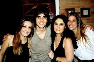 Fiuk com a mãe, Cristina Kartalian, e as irmãs, Krizia e Tainá