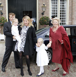Rainha Beatriz com seu filho, o Príncipe Johan Friso, a nora Mabel Wise e as netas Luana e Zaira