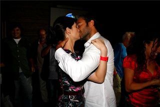 Beijo apaixonado: Ângelo Paes Leme e Anna Sofia Folch