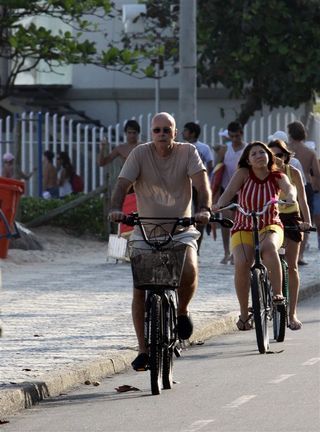 Gilberto Braga pedala na orla de Ipanema