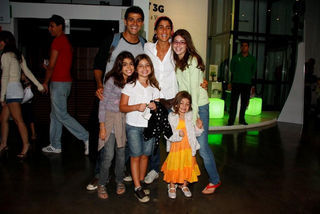 Du Moscovis vai com a família ao show da Ana Carolina no Vivo Rio