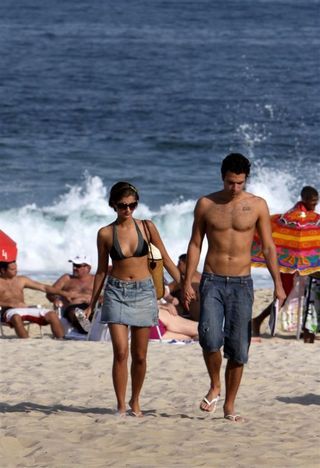 Tammy Di Calafiori curte praia com o namorado