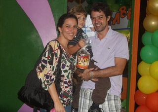 Bruno Mazzeo e Renata Castro com o filho João