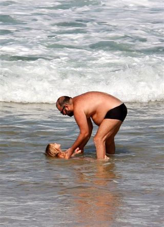 Otávio Muller e a filha na praia em Ipanema