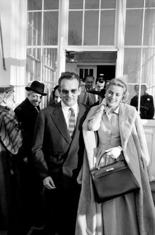 Grace Kelly com o marido, Rainier e sua bolsa Hermès