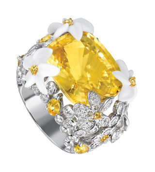 Anel de ouro branco e amarelo cravejado com diamantes, safiras e flores de calcedônia Piaget piaget.com