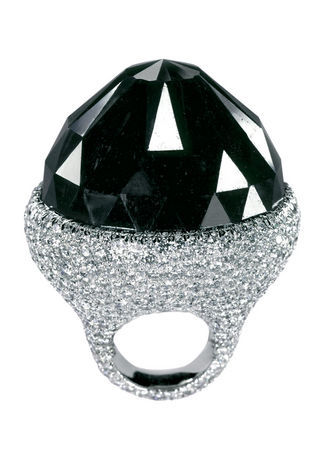 Anel Spirit of De Grisogono, com maior corte de diamante negro do mundo fixado no anel de ouro branco com pequenos diamantes brancos De Grisogono degrisogono.com